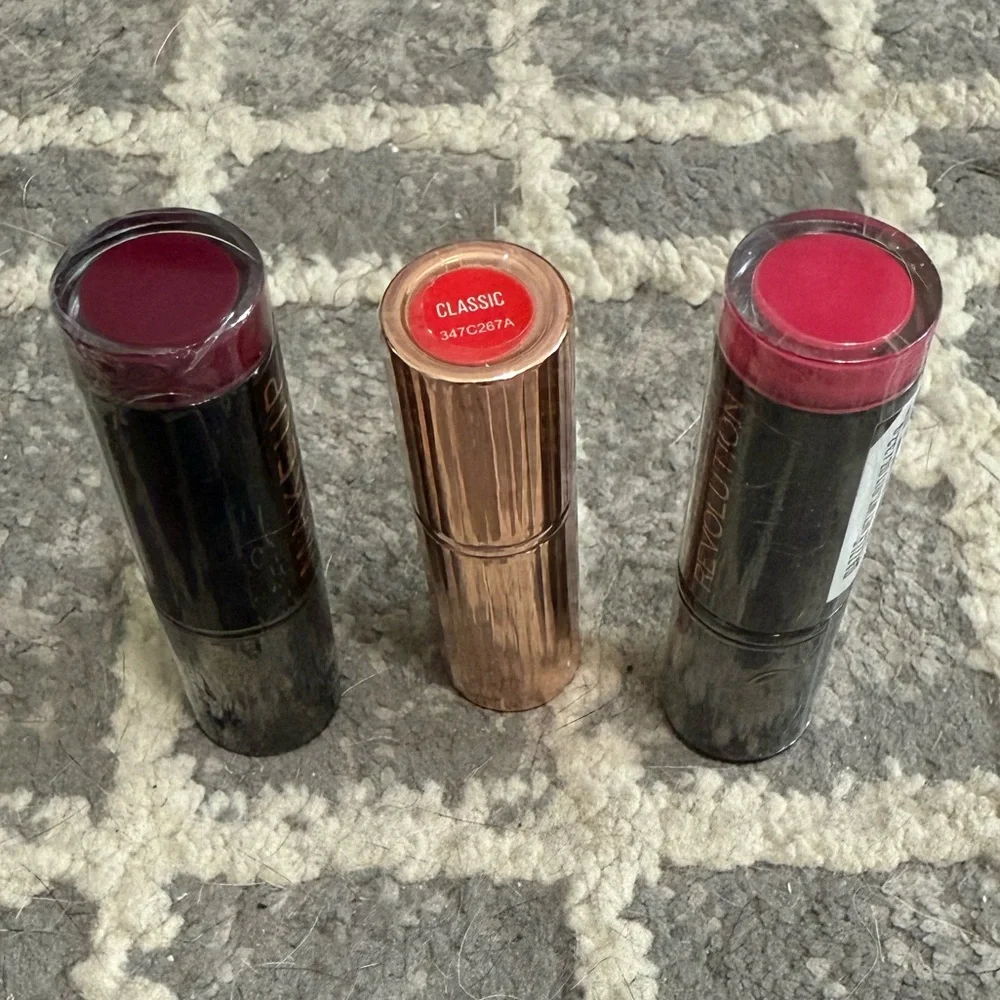 MAKEUP REVOLUTION Set of 3 lipsticks classic‎ red, plum, pink